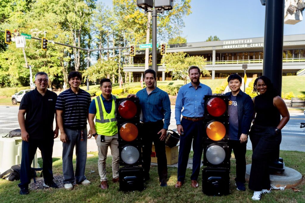 (由左至右)LEOTEK 智慧運輸產品經理 Eric Zhao、Curiosity Lab 創新計畫經理 Pouyan Azizpour、Peachtree Corners 副市政經理 Seth Yurman、LEOTEK 智慧運輸 AI 解決方案架構師 David Tzou,以及 Curiosity Lab 社群與營運經理 Kim Littrean