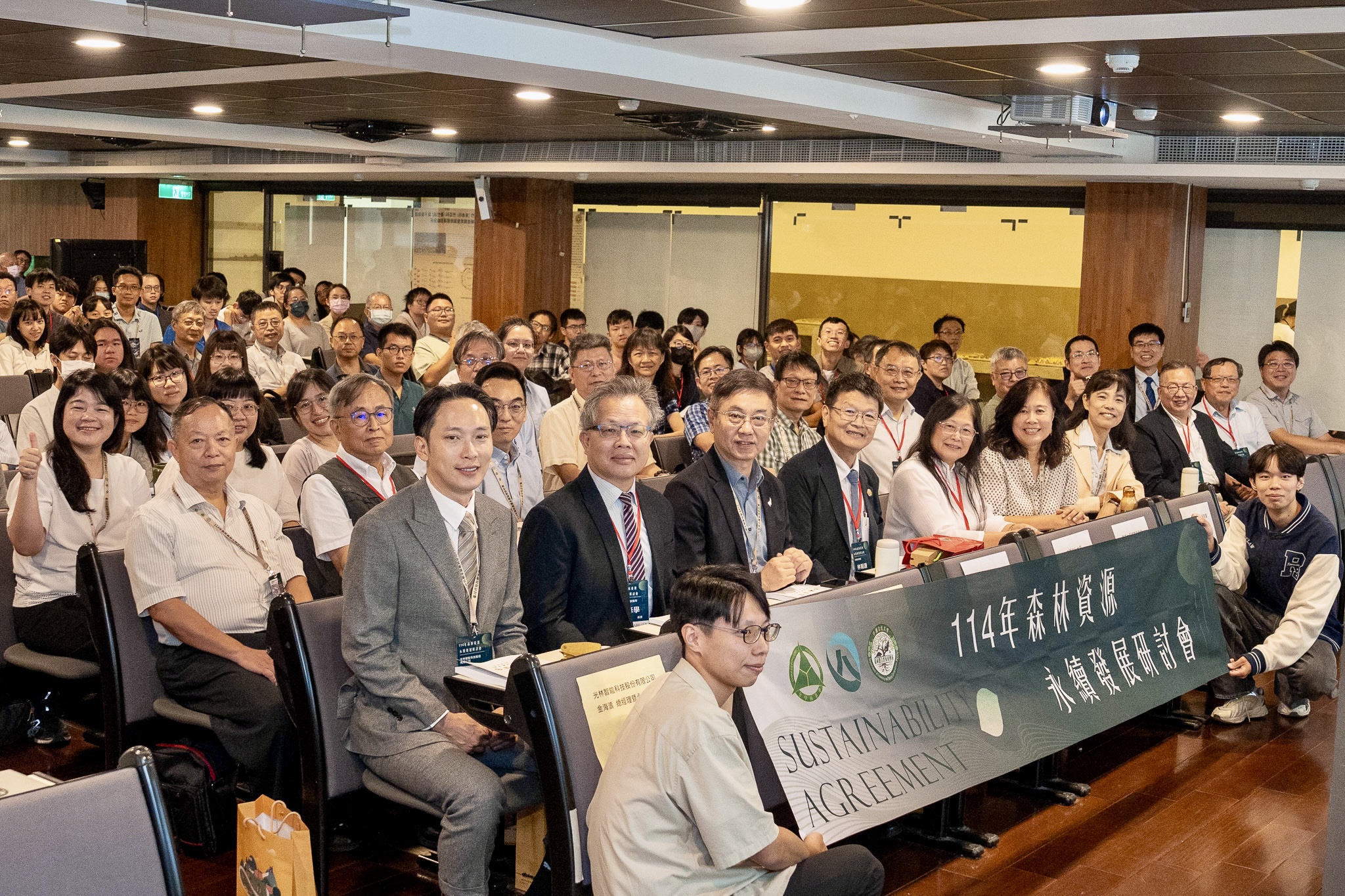 圖一、光林智能科技股份有限公司總經理金海濤(左一)、農業部林業試驗所所長曾彥學(左二)、農業部林業及自然保育署署長林華慶(左三)、中華林學會理事長暨國立嘉義大學校長林翰謙(左四)、中國文化大學副校長王淑音(左五)、國立臺灣大學國際事務處國際長袁孝維(左六)