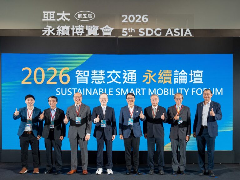 2026智慧交通永續論壇匯聚政府、學界與產業代表,共同探討AI智慧交通與永續城市發展。由左至右:光林智能智慧交通AI系統架構師鄒恆安、臺北市政府交通局局長謝銘鴻、新加坡希達數位營運長 Salmon Sim、台灣永續能源研究基金會董事長簡又新大使、中華智慧運輸協會理事長曾詩淵、交通部運輸研究所所長黃新薰、新北市政府交通局副局長朱建全、臺北市立大學前瞻運輸研究中心主任張學孔主任