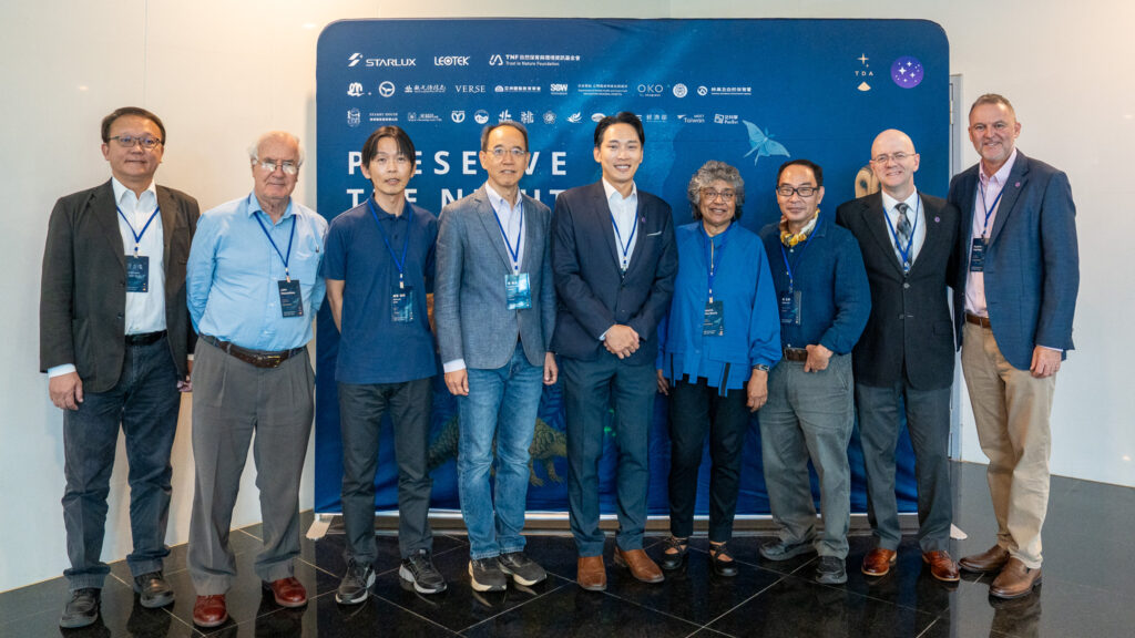 、清華大學特聘教授焦傳金(左四)；LEOTEK光林智能總經理暨永續長、LITEON光寶科技策略總監金海濤(左五)；國際暗空董事會主席Nalayini Brito-Davies(右四)、台灣暗空理事長林正修(右三)、國際暗空顧問John Barentine(右二)、國際暗空執行長Ruskin Hartley(右一)