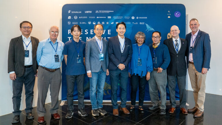 、清華大學特聘教授焦傳金(左四);LEOTEK光林智能總經理暨永續長、LITEON光寶科技策略總監金海濤(左五);國際暗空董事會主席Nalayini Brito-Davies(右四)、台灣暗空理事長林正修(右三)、國際暗空顧問John Barentine(右二)、國際暗空執行長Ruskin Hartley(右一)