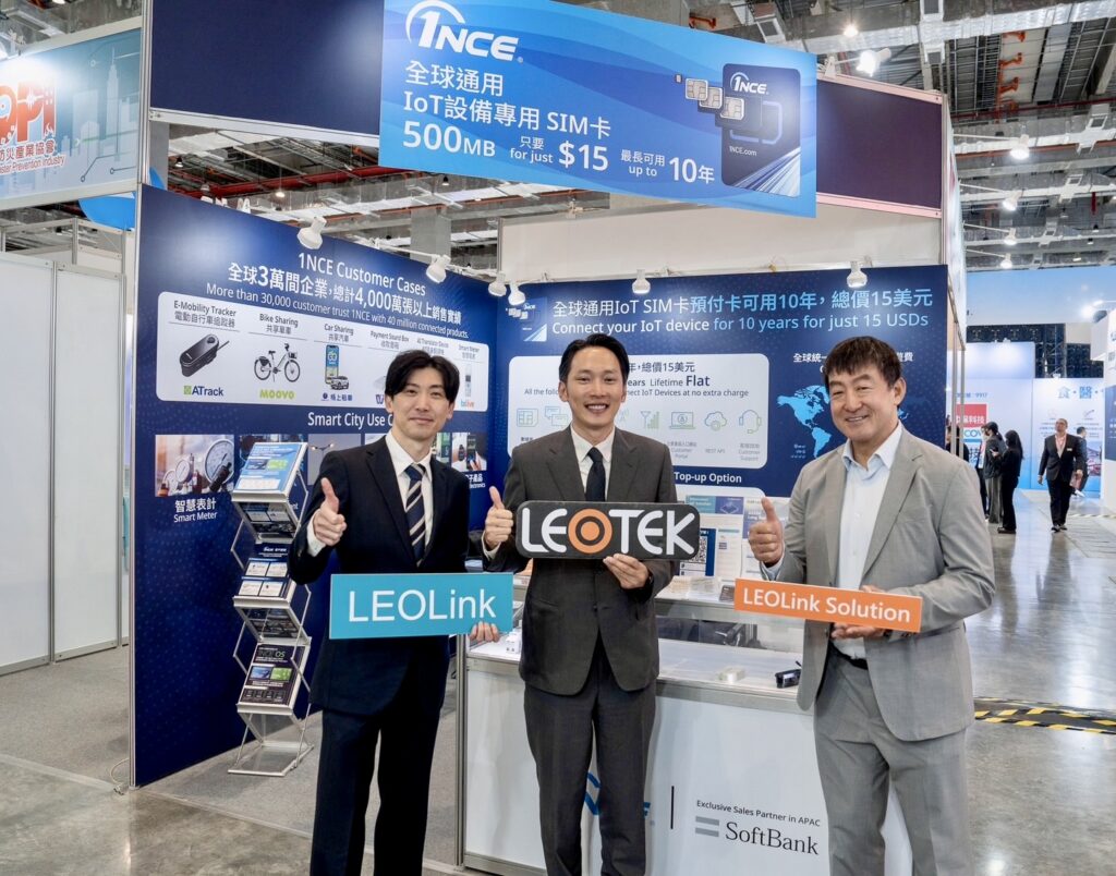 展區合照左至右：日本 SoftBank Corp. IoT 全球推進部總監中林真人、光林智能總經理暨永續長金海濤、1NCE 資深副總裁小野仁